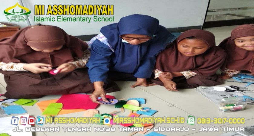 Siswa Kelas 3 Praktik Prakarya Membuat Karya Seni 3 Dimensi Dari Kain Flanel