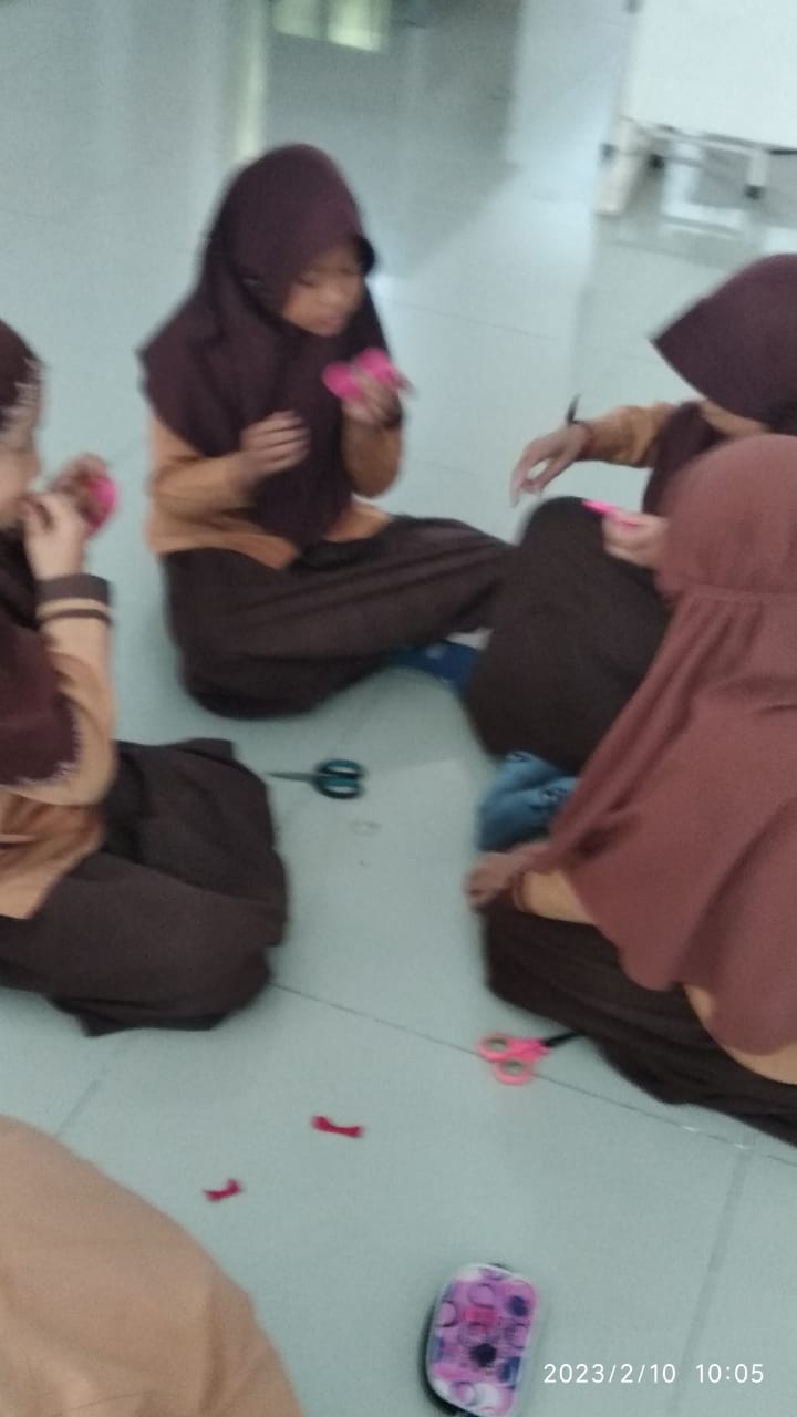 Membuat kerajinan dari kain flanel dengan menggunakan tehnik feston