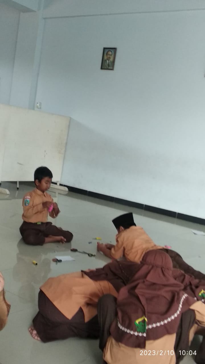 Membuat kerajinan dari kain flanel dengan menggunakan tehnik feston