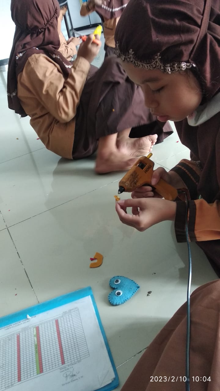 Membuat kerajinan dari kain flanel dengan menggunakan tehnik feston