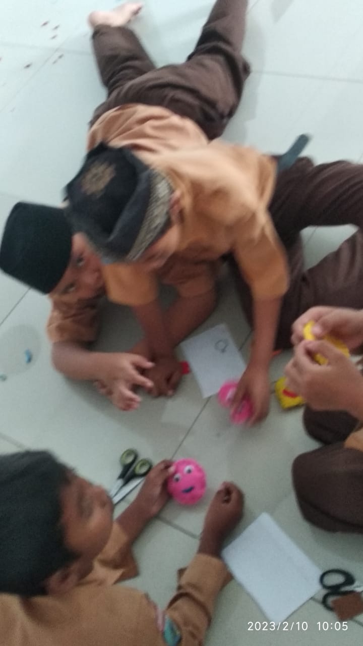 Membuat kerajinan dari kain flanel dengan menggunakan tehnik feston