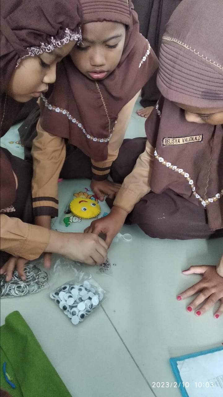 Membuat kerajinan dari kain flanel dengan menggunakan tehnik feston