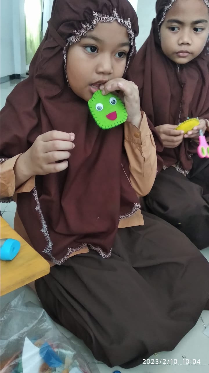 Membuat kerajinan dari kain flanel dengan menggunakan tehnik feston