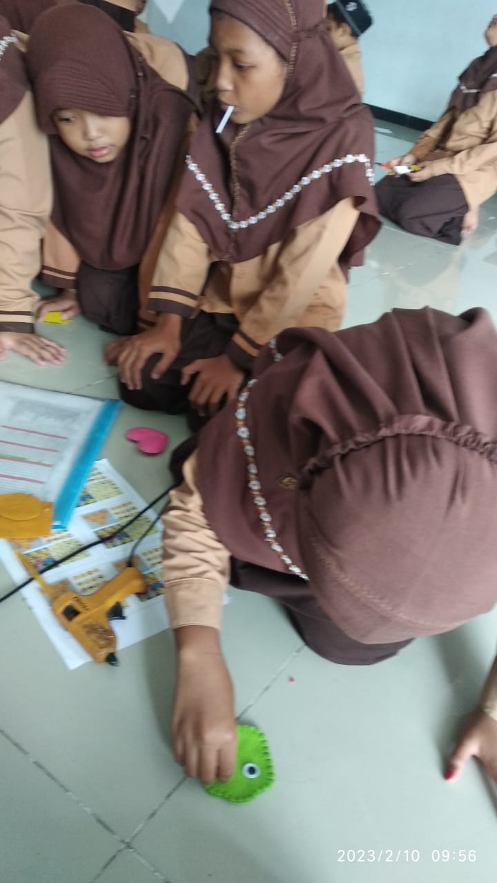 Membuat kerajinan dari kain flanel dengan menggunakan tehnik feston