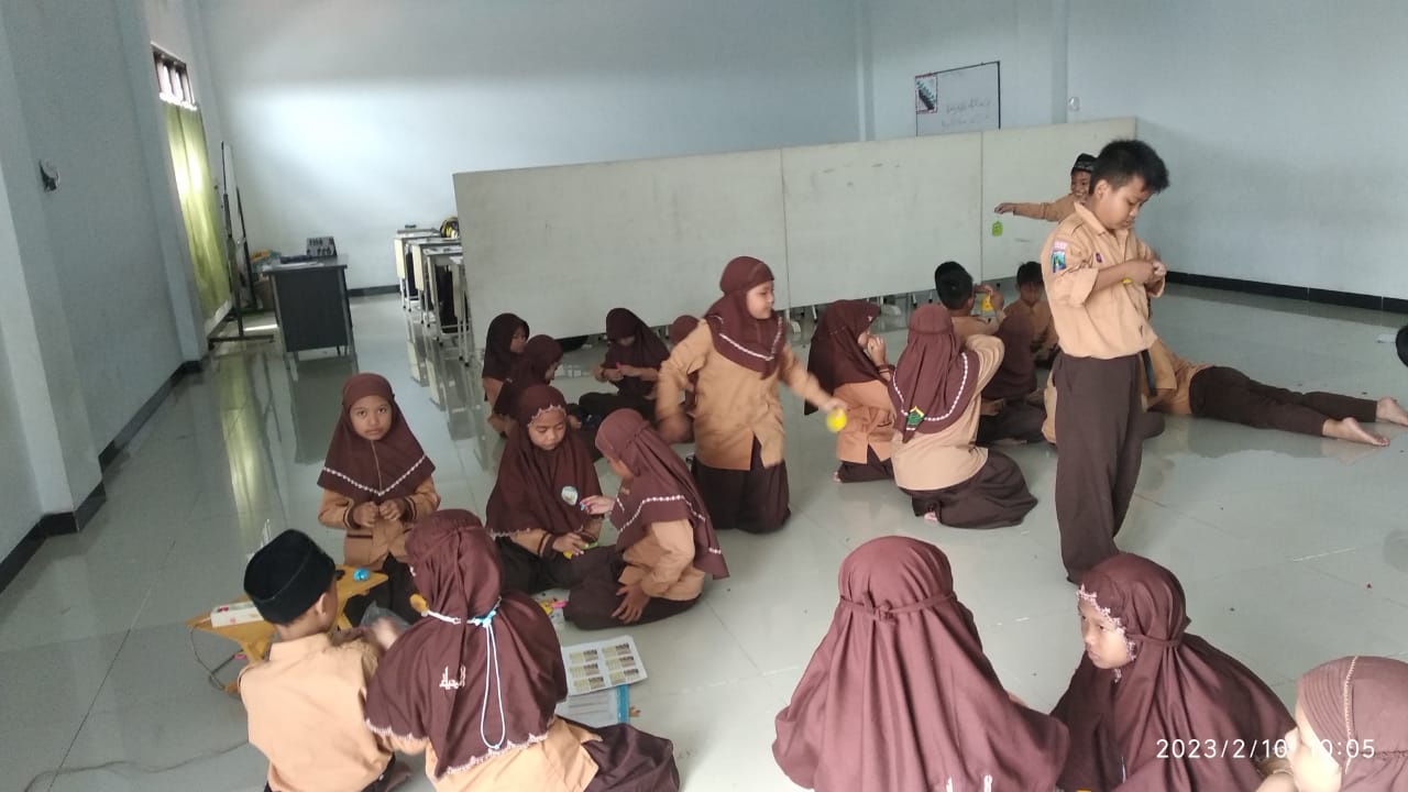 Membuat kerajinan dari kain flanel dengan menggunakan tehnik feston