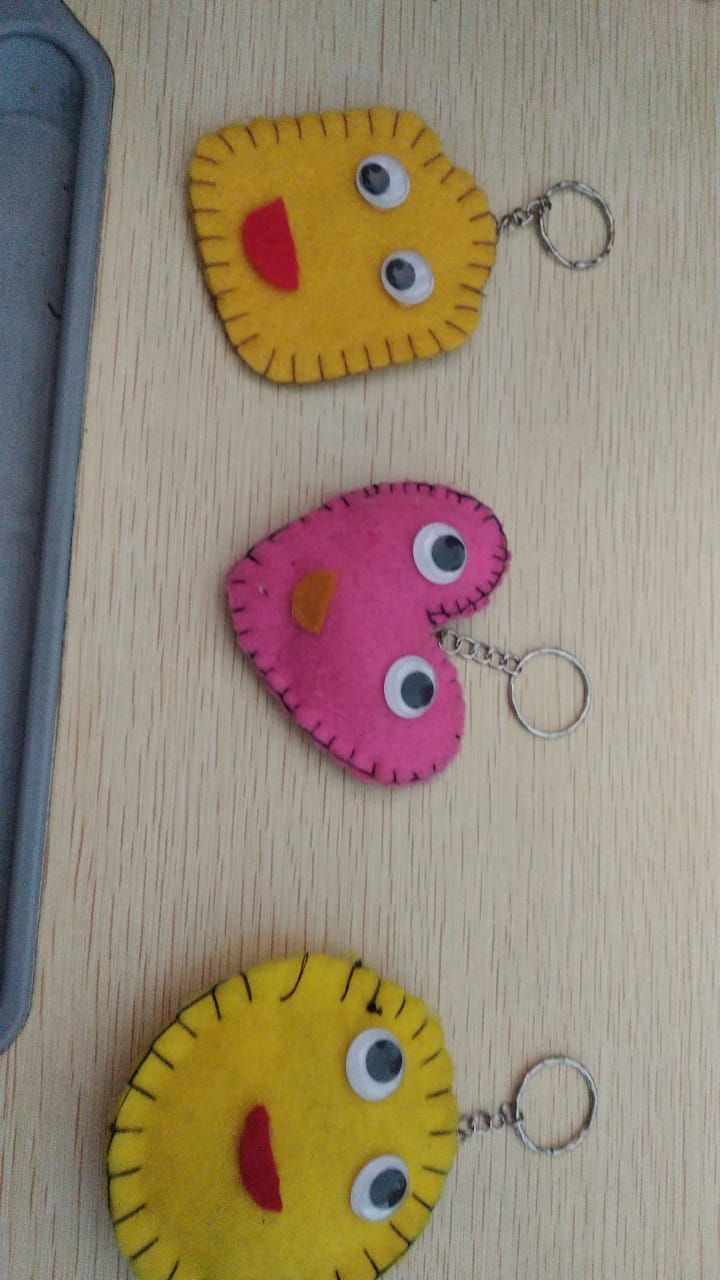 Membuat kerajinan dari kain flanel dengan menggunakan tehnik feston